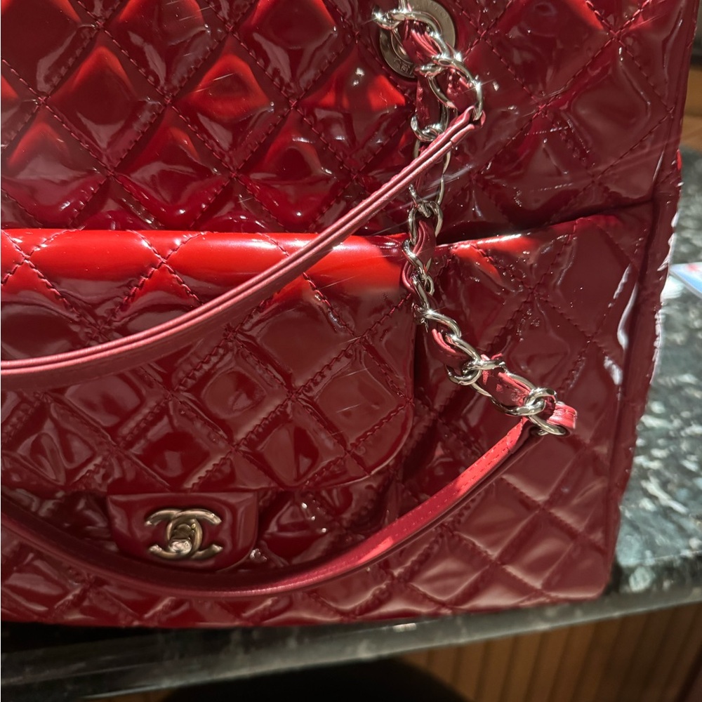 CHANEL Red Patent Quilted Tote - Picture 3 of 14